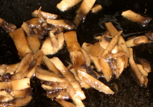 Говядина в сливочно-грибном соусе