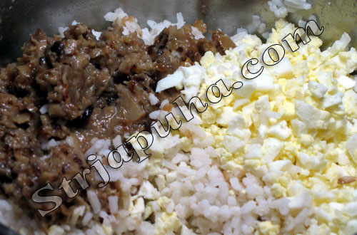 Карп, фаршированный рисом, грибами и яйцом