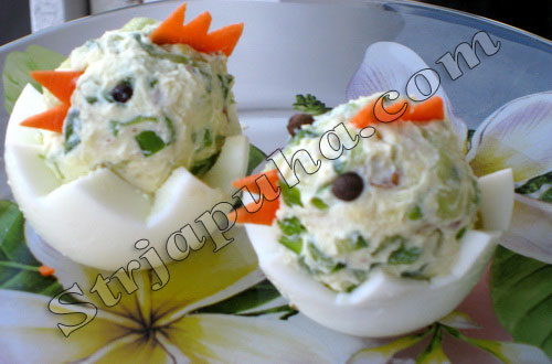 Яйца, фаршированные зеленым луком и огурцом