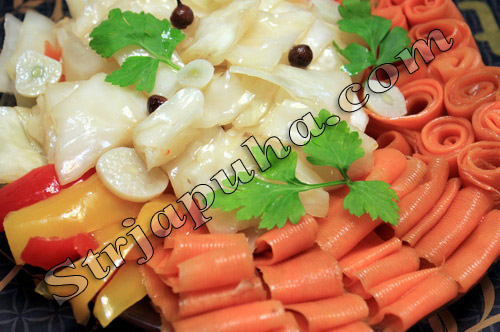 Капуста и морковь маринованные под гнетом